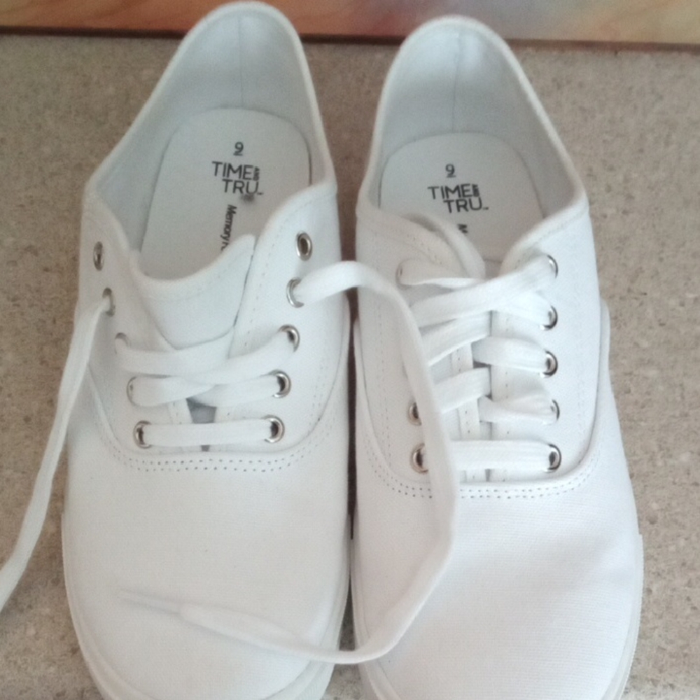 Time and Tru Classic White Lace-Up Shoes